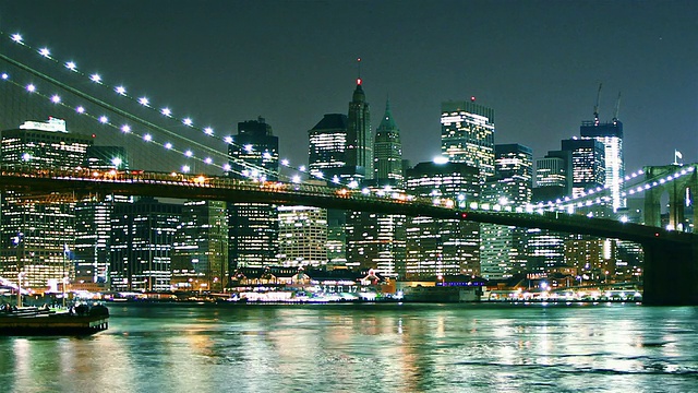 晚上的曼哈顿天际线和布鲁克林大桥。时间流逝,loopable视频素材