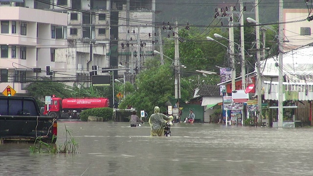 人们走在被洪水淹没的街道上视频素材