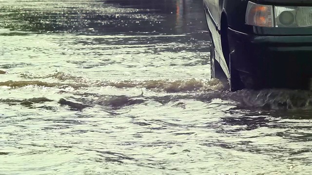 洪水中的汽车视频素材
