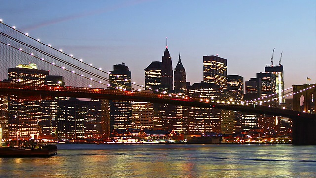 日落时分的曼哈顿天际线和布鲁克林大桥视频素材