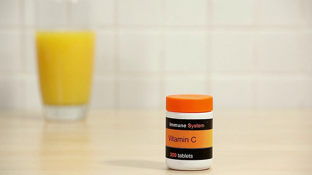 一杯橙汁和维生素c片视频下载