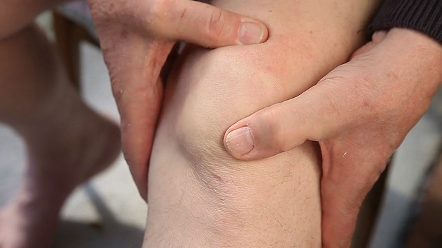 男人移动他的膝盖骨视频下载