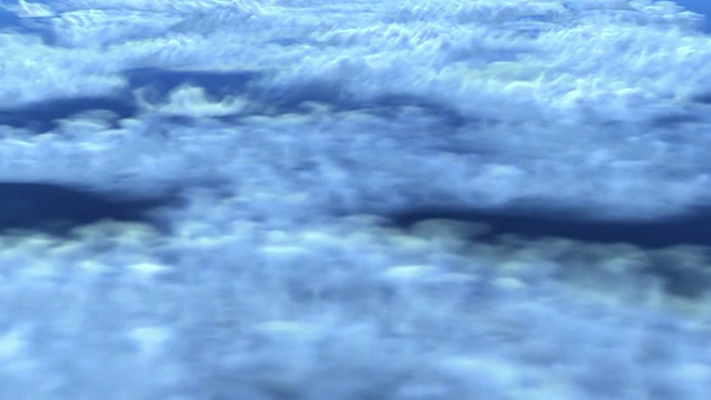 飞行在云层视频素材