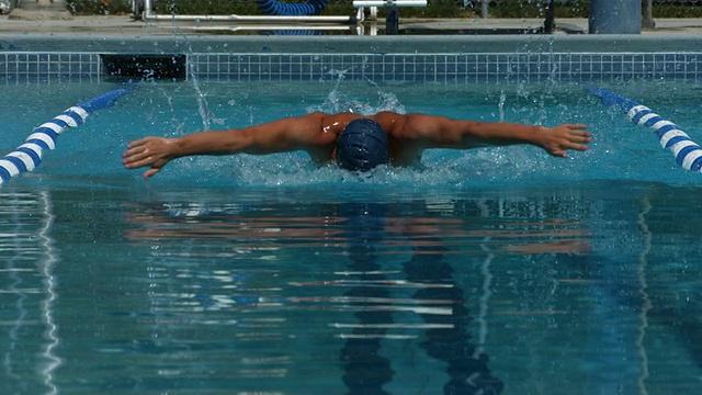 游泳者在做蝶泳动作，动作非常慢视频下载
