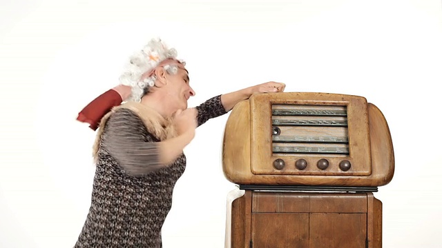 高清视频老祖母孤立在白色与旧收音机视频素材