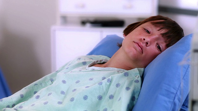 生病的孩子独自躺在病床上视频素材