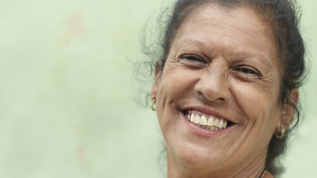 肖像快乐的老西班牙妇女对着镜头微笑视频素材