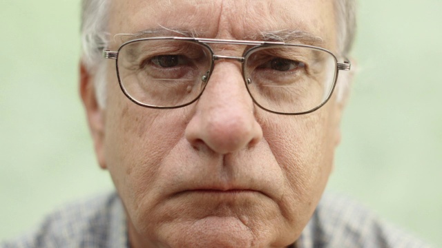 一个戴眼镜的白人老人的肖像视频素材