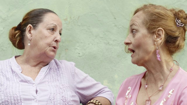 两个上了年纪的女人在公园的长椅上碰面聊天视频素材