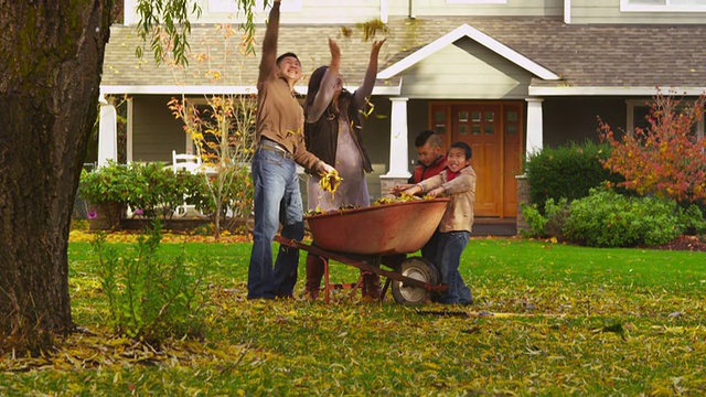 家人在户外扔树叶，慢动作视频素材
