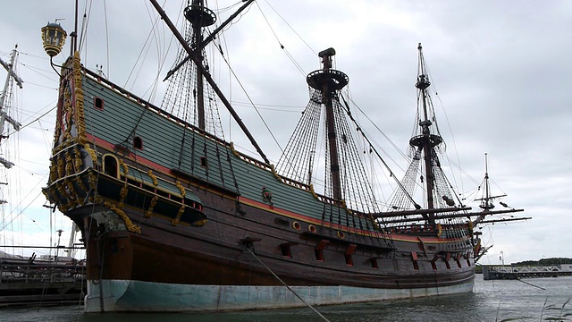 荷兰历史船在港口，侧视图视频素材