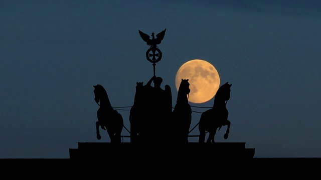 勃兰登堡门雕塑《月出》视频素材