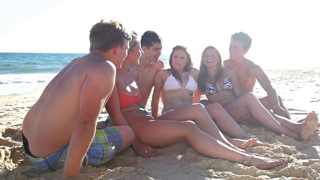 一群青少年朋友一起享受海滩假期视频素材