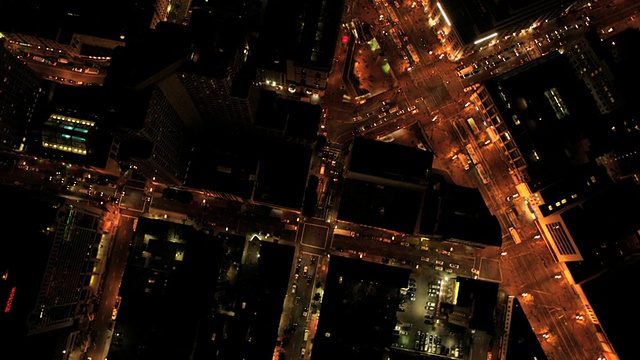 美国城市建筑和交通的空中夜景视频素材