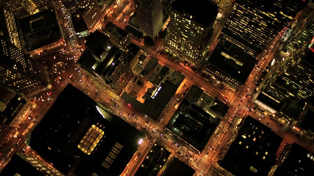 美国摩天大楼屋顶的空中夜景视频下载