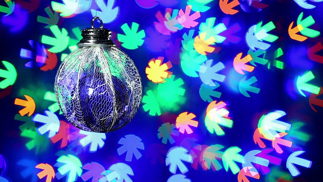新年装饰球上闪烁雪花形状的散景背景视频素材