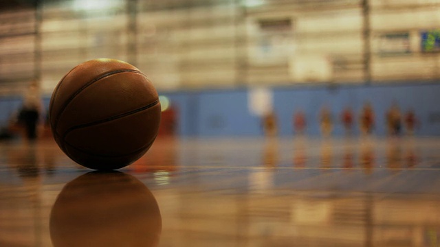 当地一所学校的篮球比赛视频下载