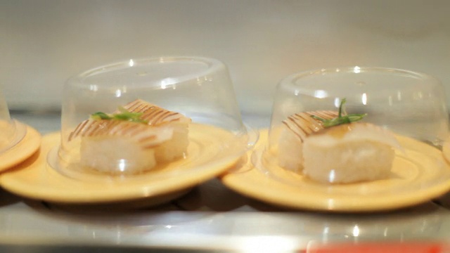 日本餐厅传送带上的寿司视频下载