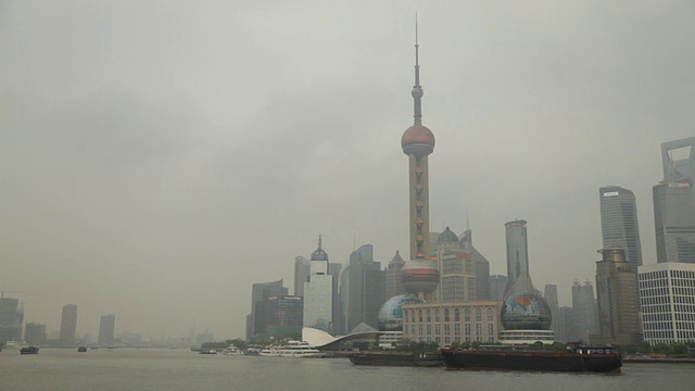 雾霾笼罩的上海和黄浦江视频下载