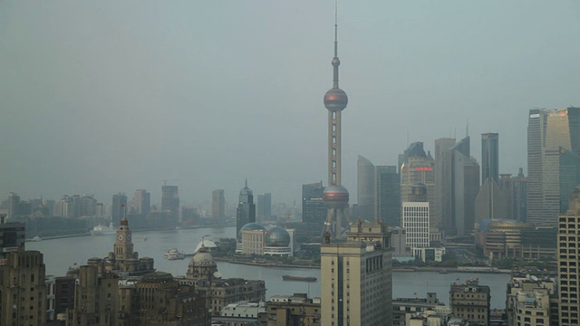 上海黄浦江上高耸的高楼大厦视频下载