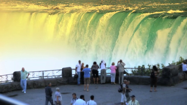 尼亚加拉大瀑布旁的游客视频下载