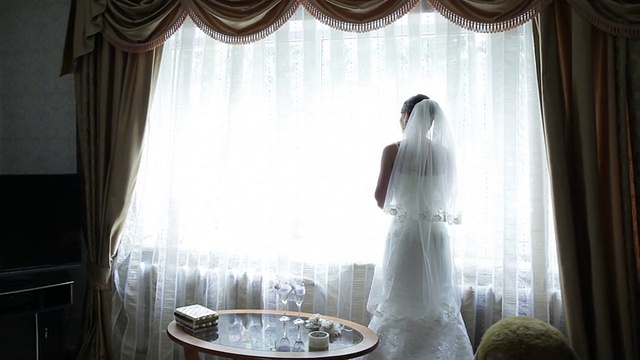 新娘望着窗外视频素材
