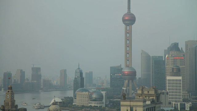 航拍烟雾弥漫的上海天际线视频下载