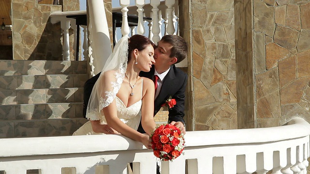 新郎和新娘在阳台上视频素材