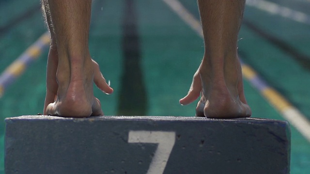 男性游泳运动员起跑的特写镜头视频购买