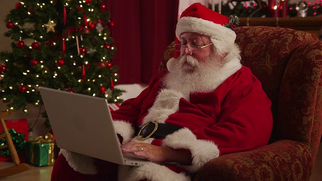 圣诞老人在笔记本电脑上工作视频素材