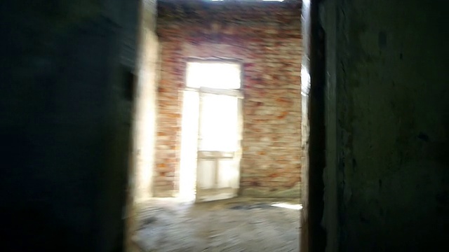 穿过被拆除的房屋视频素材