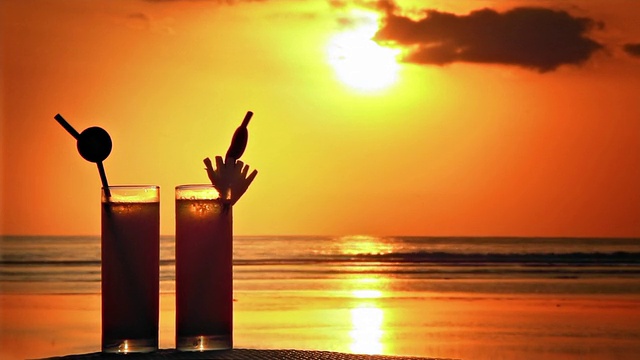鸡尾酒在日落时分视频素材