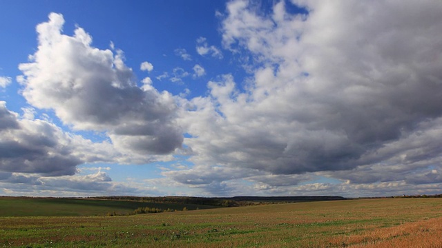 秋收的田野上，湛蓝的天空上飘着朵朵白云视频素材