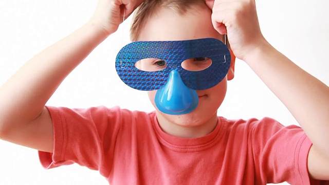 男孩穿着带鼻子的面具视频素材