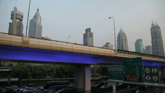 天桥高速公路穿过上海的摩天大楼视频素材