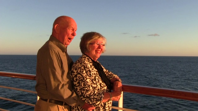 日落时分，一对退休夫妇在阿拉斯加巡航视频下载