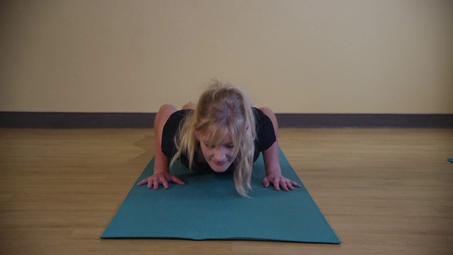瑜伽课上做伸展运动的女人视频素材