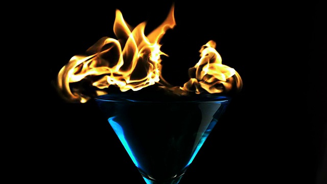 火从马提尼酒杯里喷出来，慢动作视频下载