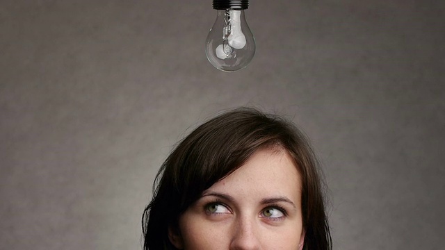 象征灯泡的想法在头上视频素材