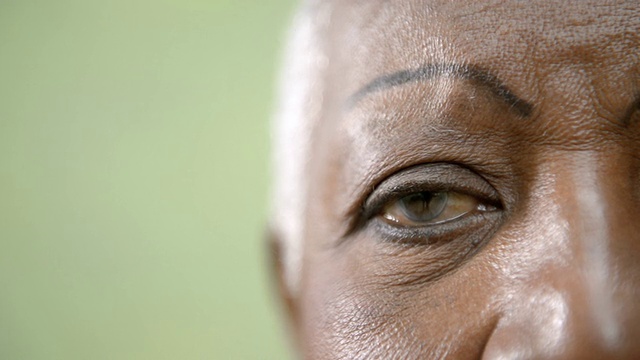 老黑人妇女肖像，眼睛，嘴和脸的特写视频素材