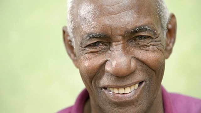 老人肖像，快乐的老黑人对着镜头微笑视频素材