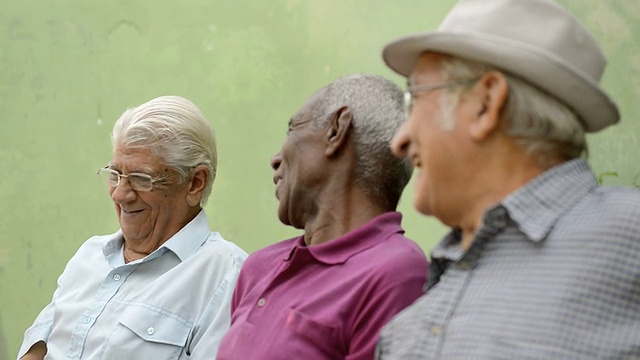 快乐的老人们，老人们在城市公园谈笑风生视频素材