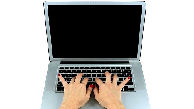 女人在笔记本电脑上打字视频下载