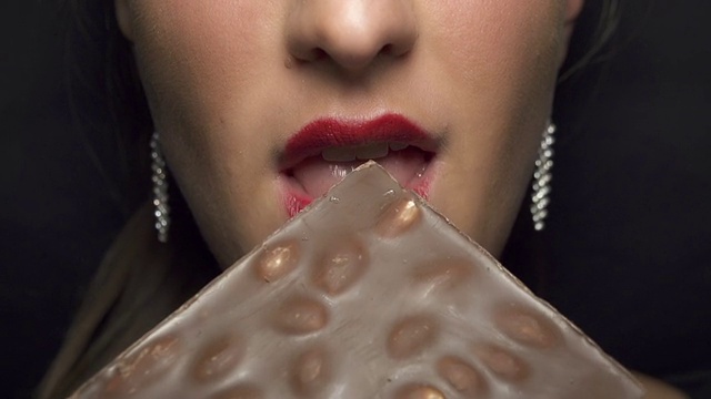 慢镜头:女人在吃巧克力视频素材
