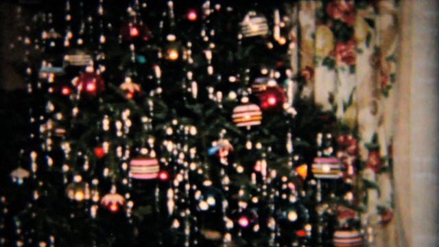 圣诞树上的美丽星星-1958复古8毫米电影视频素材