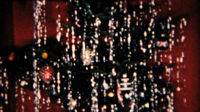 圣诞树下的圣诞礼物1958年8毫米电影视频素材