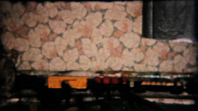 圣诞树下的火车模型-1958年8毫米胶片视频素材