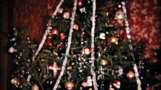 圣诞树下的礼物-1958年8毫米胶片视频素材