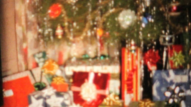 圣诞树蜡烛和礼物-1967年8毫米胶片视频素材