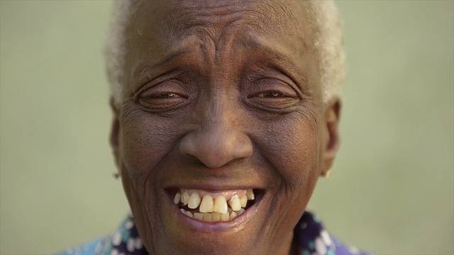 滑稽的老年黑人妇女的肖像微笑和大笑视频素材